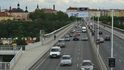 Nedávno odstraněná reklamní plachta u Nuselského mostu v Praze 