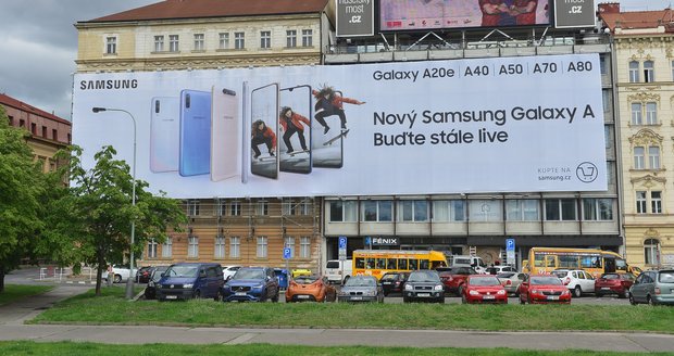 Terpal iklan di dekat jembatan Nuselské di Praha terus mengganggu warga dan pengemudi setempat. Terpal iklan di dekat jembatan Nuselské di Praha terus mengganggu warga dan pengemudi setempat.