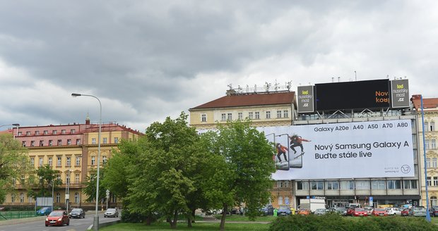 Reklamní plachta u Nuselského mostu v Praze dál obtěžuje místní obyvatele i řidiče.
