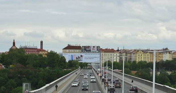 Reklamní plachta u Nuselského mostu v Praze