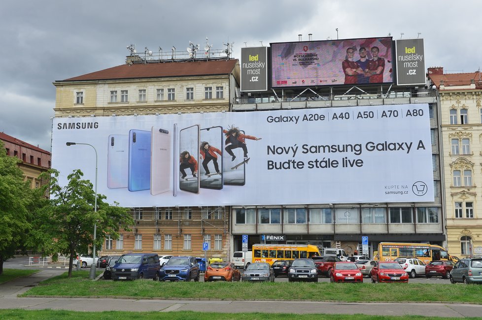 Reklamní plachta u Nuselského mostu v Praze