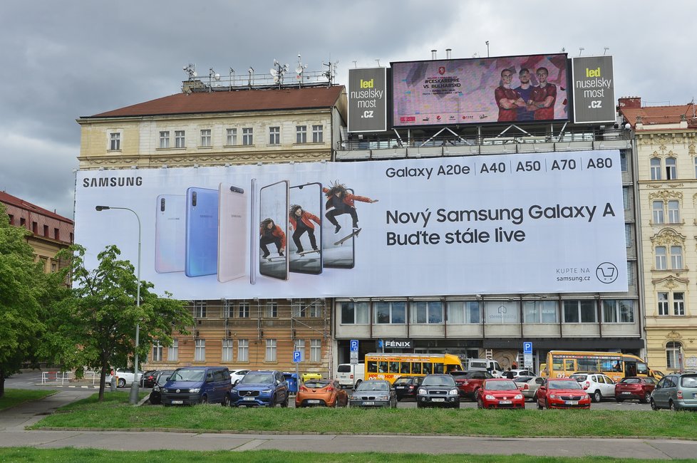 Reklamní plachta u Nuselského mostu v Praze dál obtěžuje místní obyvatele i řidiče.