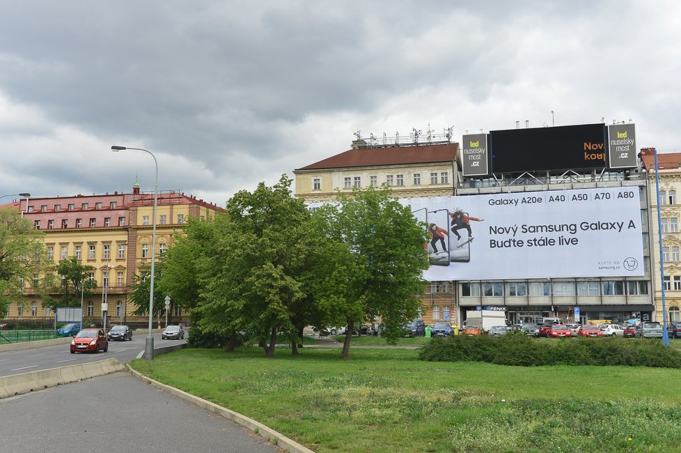 Reklamní plachta u Nuselského mostu v Praze dál obtěžuje místní obyvatele i řidiče.