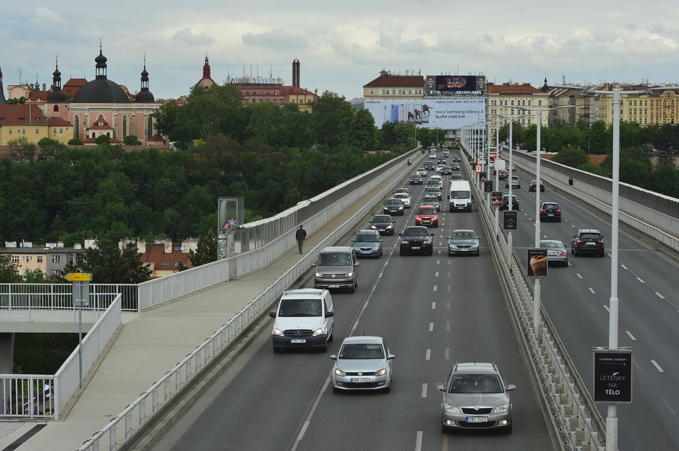 Reklamní plachta u Nuselského mostu v Praze