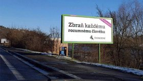 Billboard strany Svobodných na příjezdu do Prahy. Protestuje prý proti zpřísňování získávání zbraní.