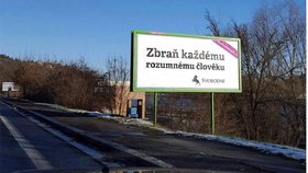 Billboard strany Svobodných na příjezdu do Prahy. Protestuje prý proti zpřísňování získávání zbraní.