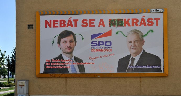 Radek Augustin a Miloš Zeman na billboardu Zemanovců: Ani jim se nevyhla potupná tykadla
