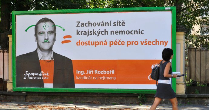Ozdobený kandidát na hejtmana sociální demokracie Jiří Rozbořil.