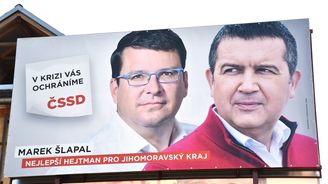 Strany cpou do voleb desítky milionů. Prodraží se hlavně billboardy