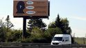 Billboardy hanící hejtmana Jihomoravského kraje Michala Haška se objevily na dálnici D1 u Brna (říjen 2013)