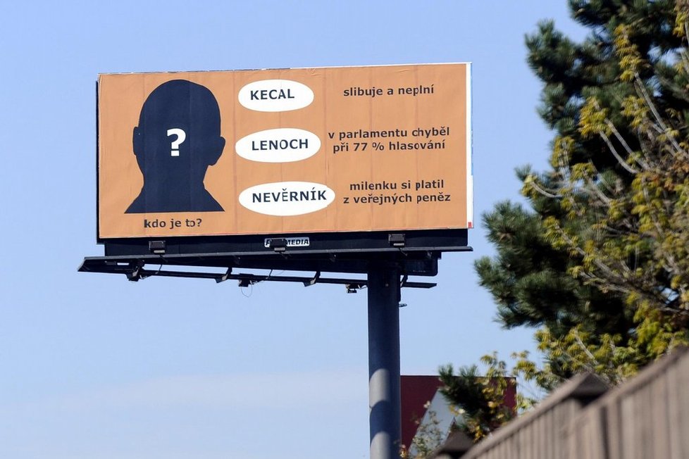 Billboardy ze silnic začnou mizet na přelomu září a října.