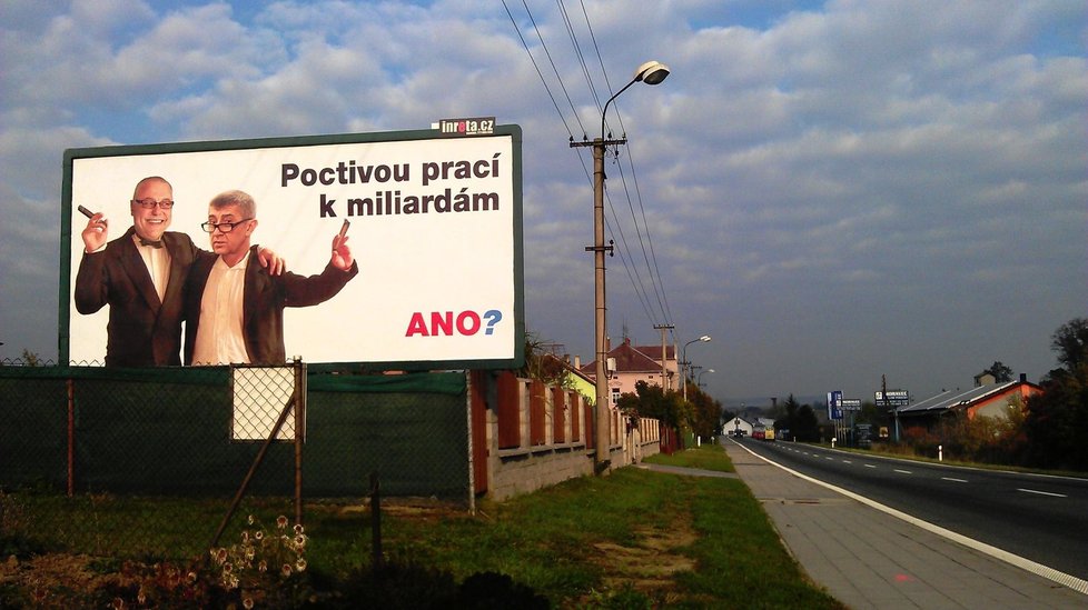 Miliardáři Bakala a Babiš na billboardu z předvolební antikampaně.