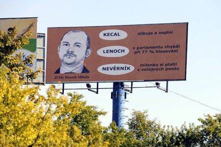 Michal Hašek si stěžuje na průběh kampně: Nelíbila se mu tahle antikampaň, ale ani oficiální kampaň ČSSD, vedená Bohuslavem Sobotkou, při které strana ztratila 10% voličů
