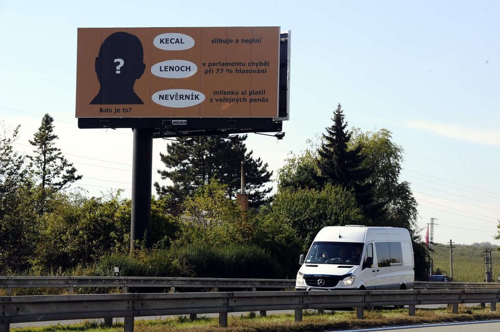 Kolem dálnice D1 u Brna vyrostly jak houby po dešti billboardy z antikampaně proti Michalu Haškovi (ČSSD)