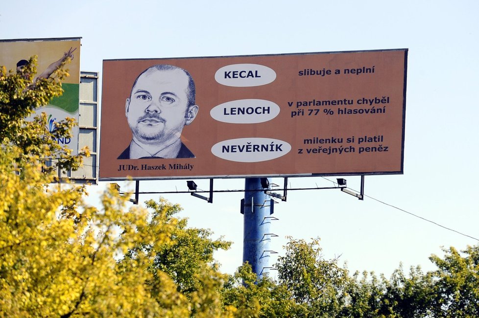 Kolem dálnice D1 u Brna vyrostly jak houby po dešti billboardy z antikampaně proti Michalu Haškovi (ČSSD)