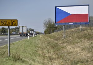 Od 1. 9. 2017 platí zákaz billboardů podél dálnic a silnic první třídy.