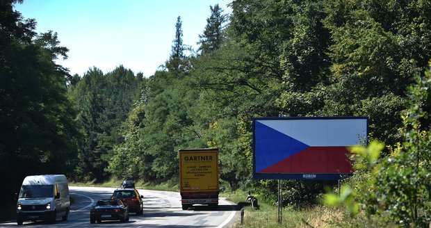 Od silnic zmizela jen polovina billboardů. Odstraňování zrychlí, slibuje Ťok