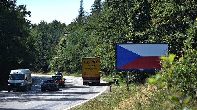 Od 1.9 2017 platí zákaz billboardů podél dálnic a silnic první třídy