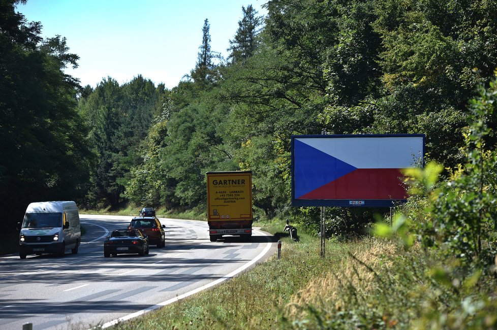 Od 1. 9. 2017 platí zákaz billboardů podél dálnic a silnic první třídy.