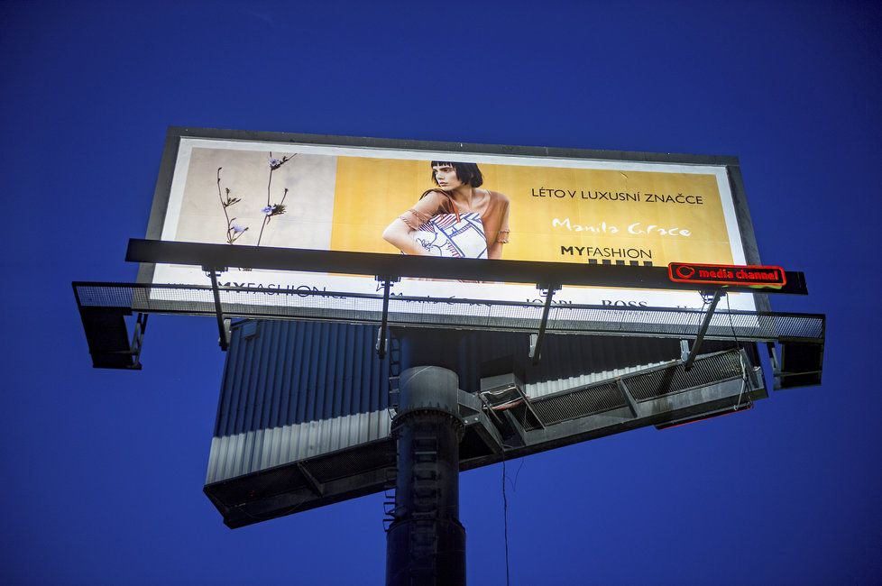 Billboardy v ulici V Holešovičkách znepříjemňují místním život.