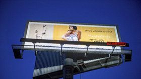 Nelegální billboardy v Praze: Magistrát je hodlá odstranit, hledá k tomu cestu
