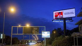 Obří billboardy dráždí obyvatele Holešoviček. S posvěcením úřadů jim svítí do oken! Radnice: Nemáme co říct