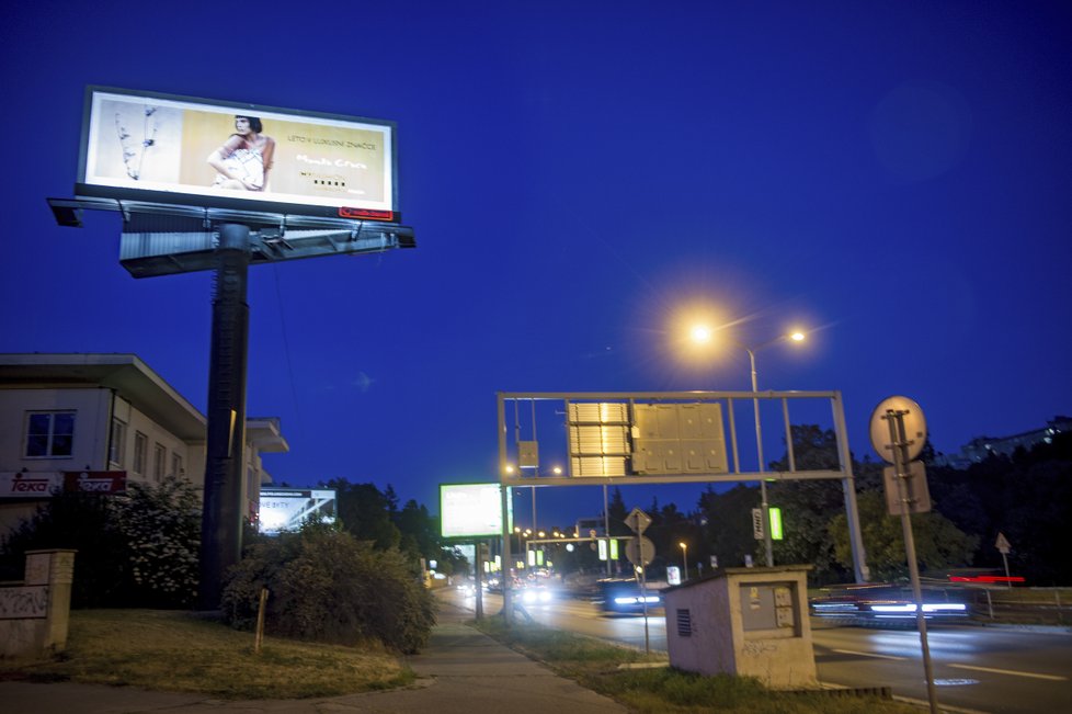 Billboardy v ulici V Holešovičkách znepříjemňují místním život.