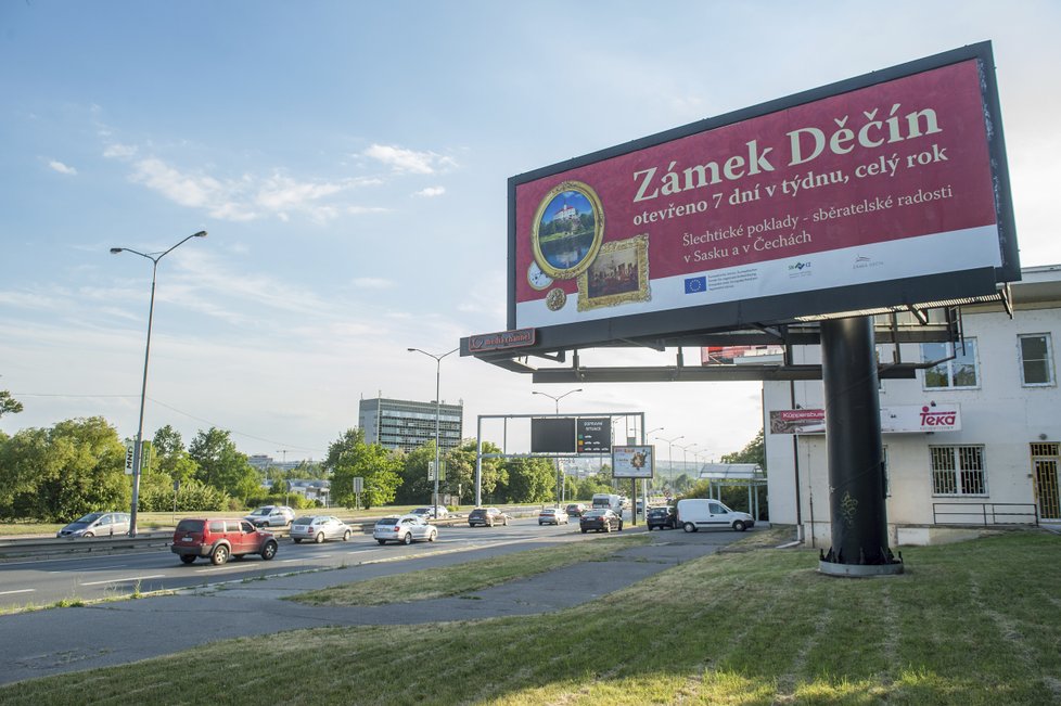 Billboardy v ulici V Holešovičkách znepříjemňují místním život.