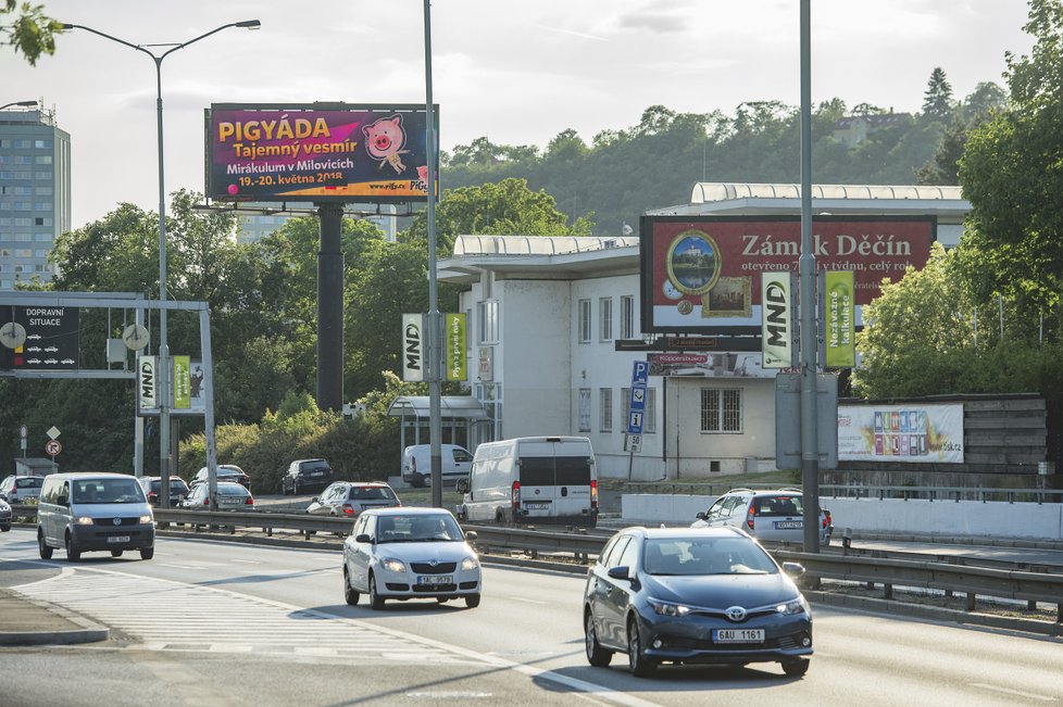 Billboardy v ulici V Holešovičkách znepříjemňují místním život.