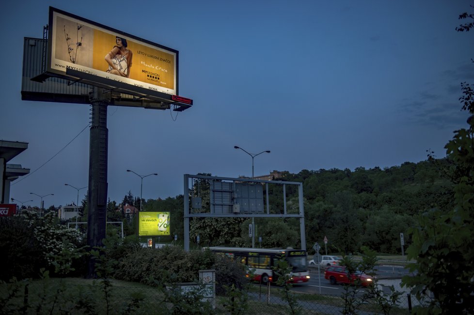 Billboardy v ulici V Holešovičkách znepříjemňují místním život.