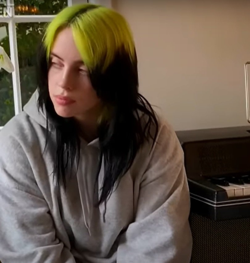 Billie Eilish při online koncertu v době koronaviru