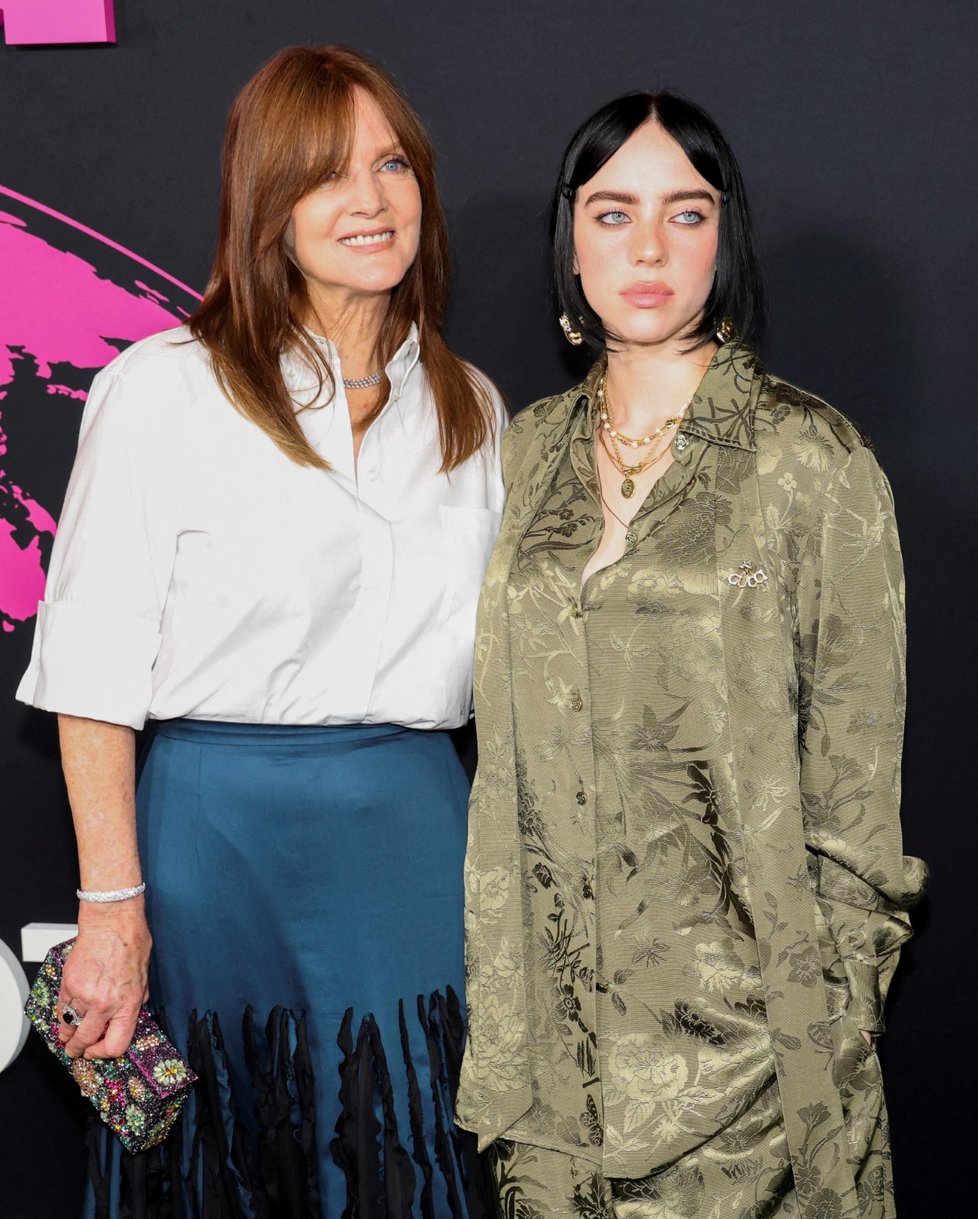 Billie Eilish s maminkou Maggie Baird na cenách EMA