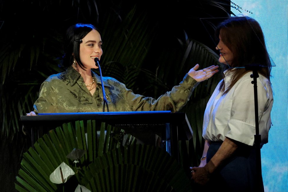 Billie Eilish s maminkou Maggie Baird na cenách EMA