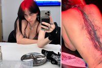 Billie Eilish překvapila: Zvláštní tetování přes celá záda!