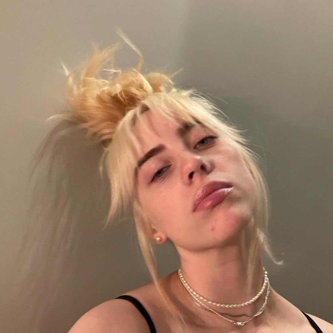 Z Billie Eilish je blondýnka