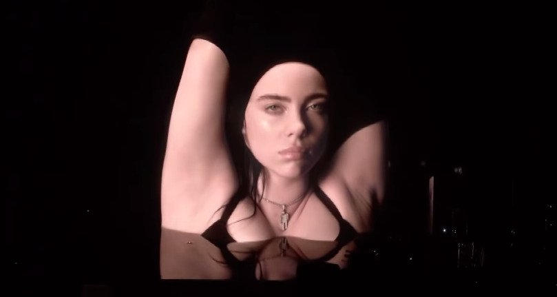 Billie Eilish se svlékla na koncertě