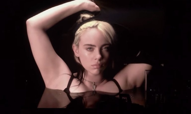 Billie Eilish se svlékla na koncertě