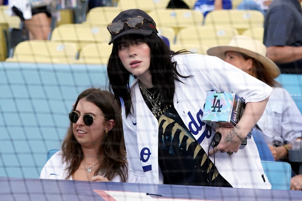 Billie Eilish na baseballovém zápase mezi Angeles Dodgers a the San Francisco Giants v LA