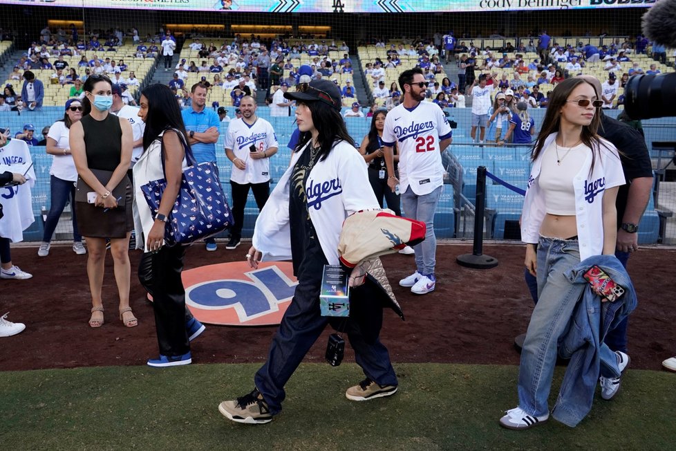 Billie Eilish na baseballovém zápase mezi Angeles Dodgers a the San Francisco Giants v LA