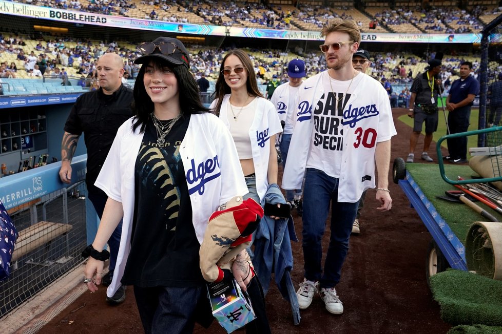 Billie Eilish na baseballovém zápase mezi Angeles Dodgers a the San Francisco Giants v LA