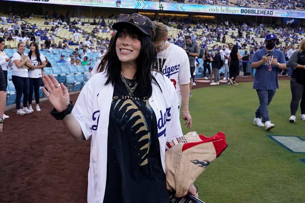 Billie EIlish na baseballovém zápase mezi os Angeles Dodgers a the San Francisco Giants v LA