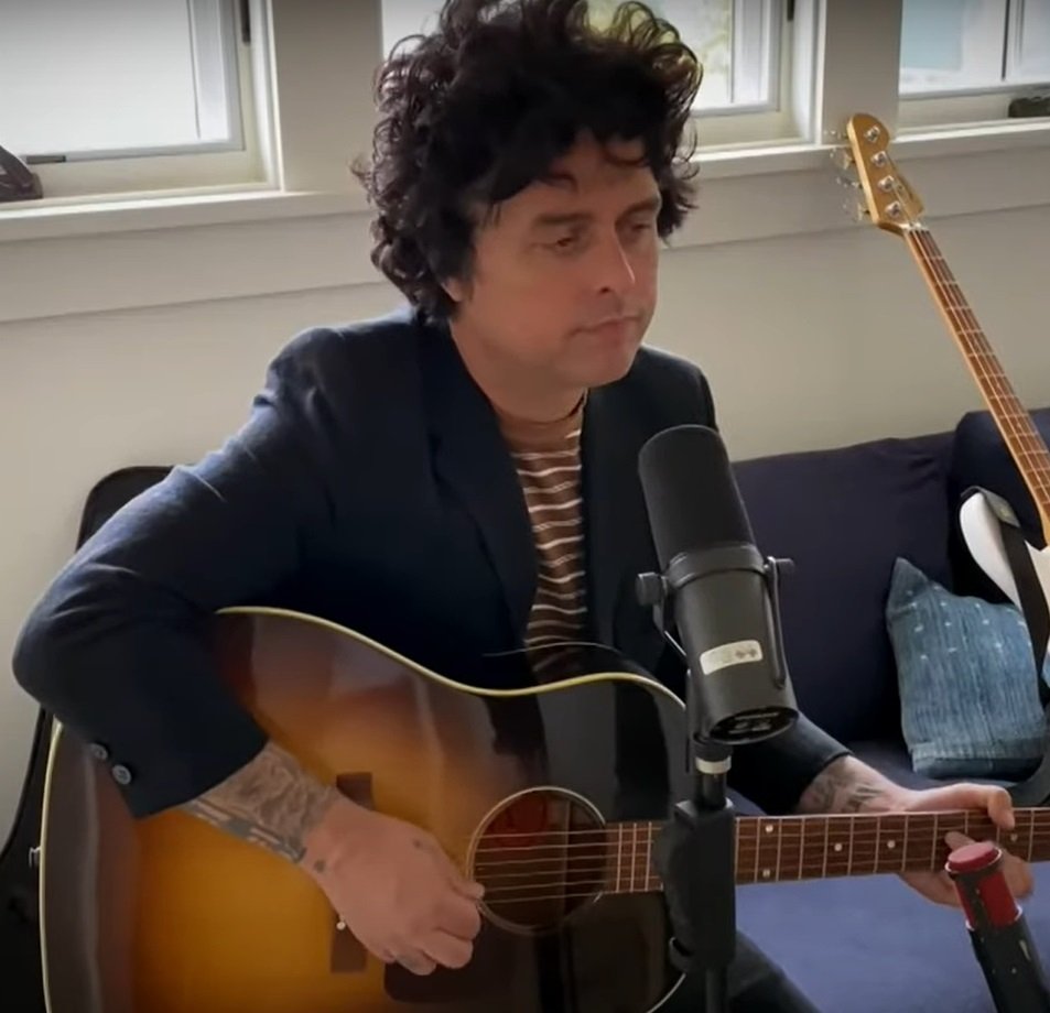 Billie Joe Armstrong při online koncertu v době koronaviru