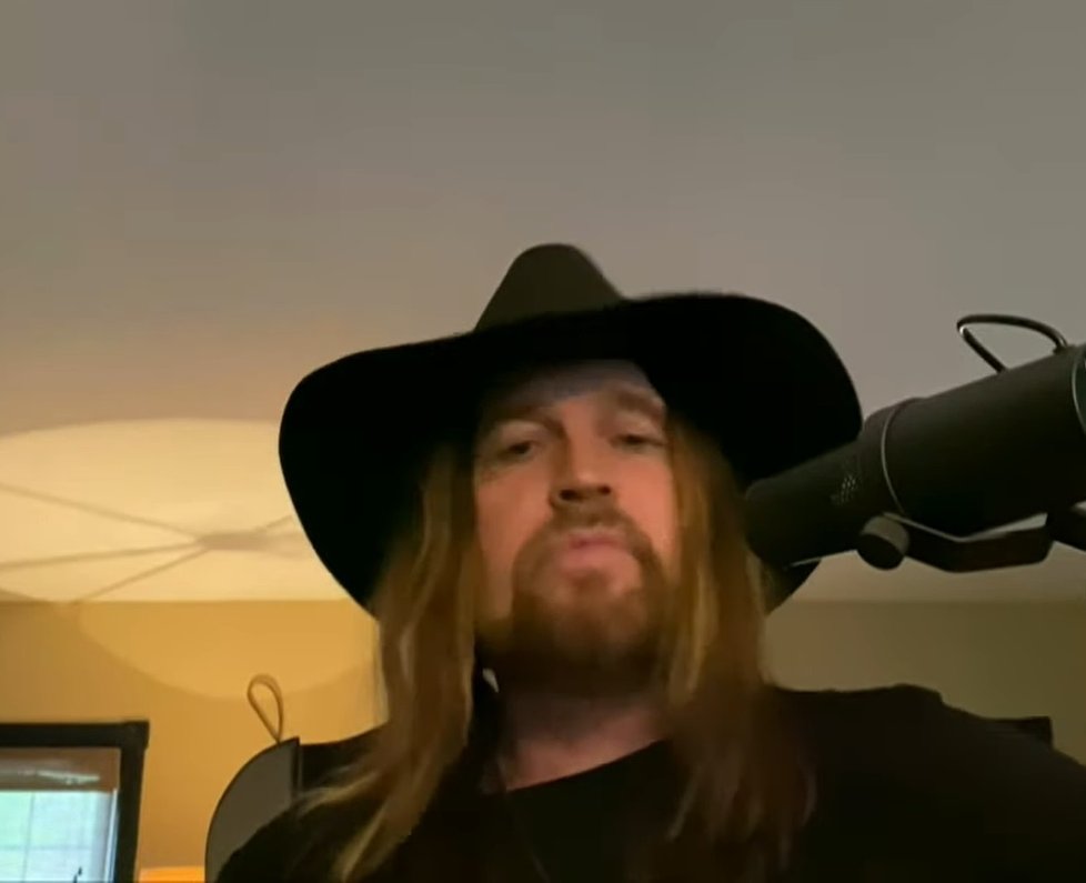 Billy Ray Cyrus při on-line koncertu v době koronaviru.