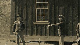 Pistolník Billy the Kid (vlevo) na snímku hraje kroket.