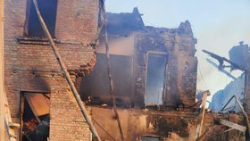 Letecká puma zasáhla školu v obci Bilohorivka v Luhanské oblasti. Ukrývalo se v ní asi 90 lidí. (7. 5. 2022)