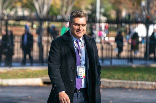 Acosta přišel o novinářskou akreditaci počátkem měsíce, kdy se na tiskovce s Trumpem dožadoval práva na navazující otázku a přetahoval se krátce s asistentkou o mikrofon. Prezident ho označil za &#34;příšerného člověka&#34;.