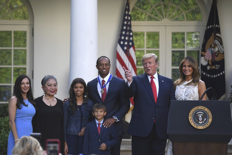 Prezident USA Donald Trump s manželkou Melanií. Trump udělil ocenění golfistovi Tigerovi Woodsovi.