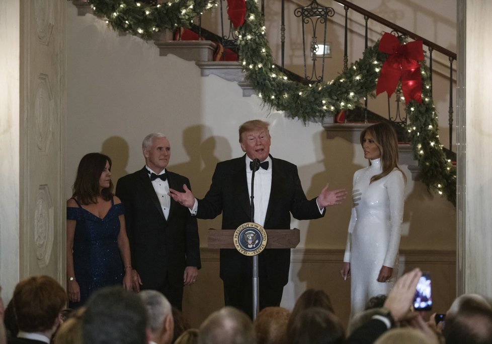 Prezident Donald Trump a první dáma v Bílém domě během Kongresového plesu, (15. 12. 2018).