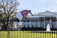Narušitel přelezl plot Bílého domu, kde byl Obama. Omotal se vlajkou USA
