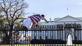 Muž omotaný americkou vlajkou přelezl plot Bílého domu.